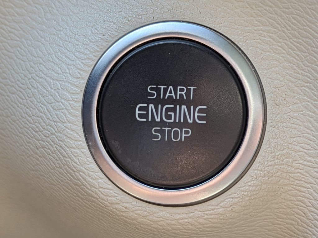 Certified 2022 Volvo XC40 T4 Momentum FWD image 29