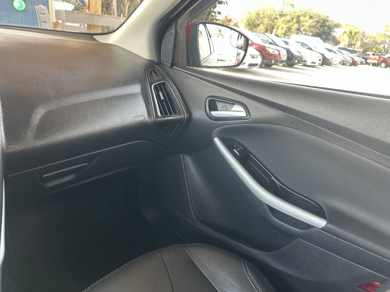 Used 2014 Ford Focus SE w/ Equipment Group 201A FWD image 13