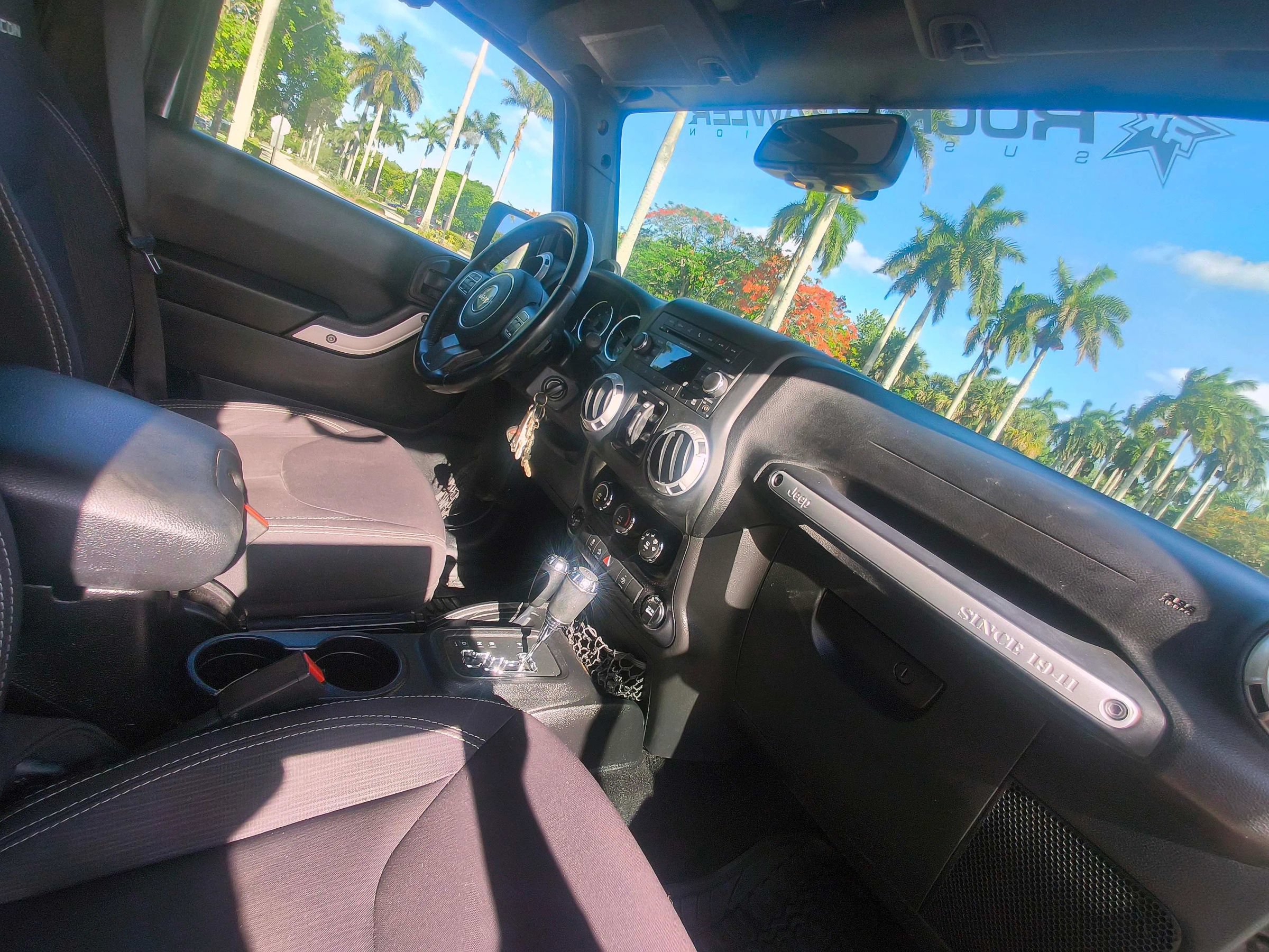 Used 2014 Jeep Wrangler Unlimited Rubicon w/ Connectivity Group AWD/4WD image 37