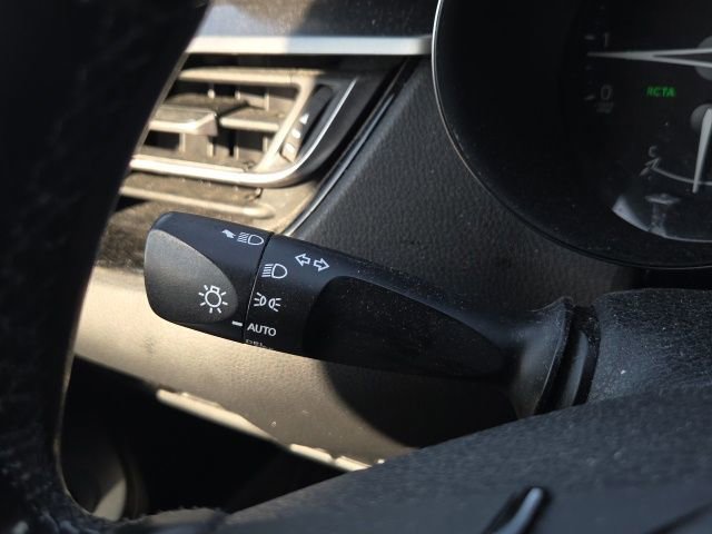 Used 2018 Toyota C-HR XLE FWD image 34