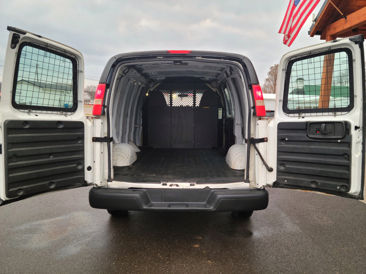 Used 2011 Chevrolet Express 2500 image 13