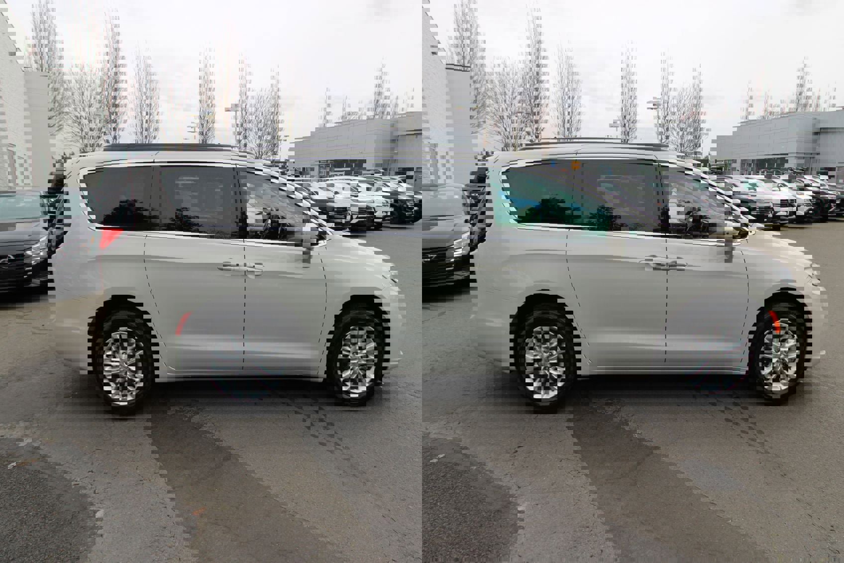 Used 2021 Chrysler Pacifica Touring image 2