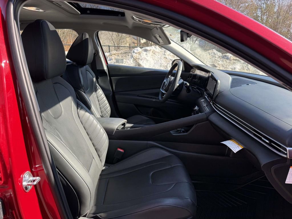 Used 2025 Hyundai Elantra Limited image 14