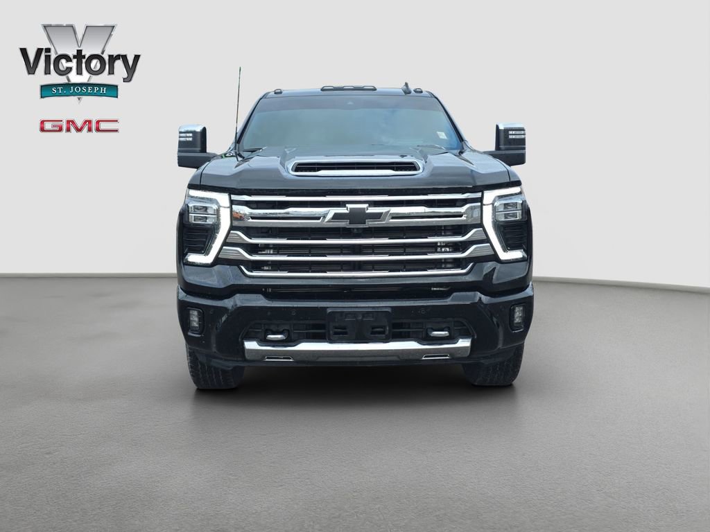 Used 2024 Chevrolet Silverado 2500 High Country w/ Technology Package AWD/4WD image 2
