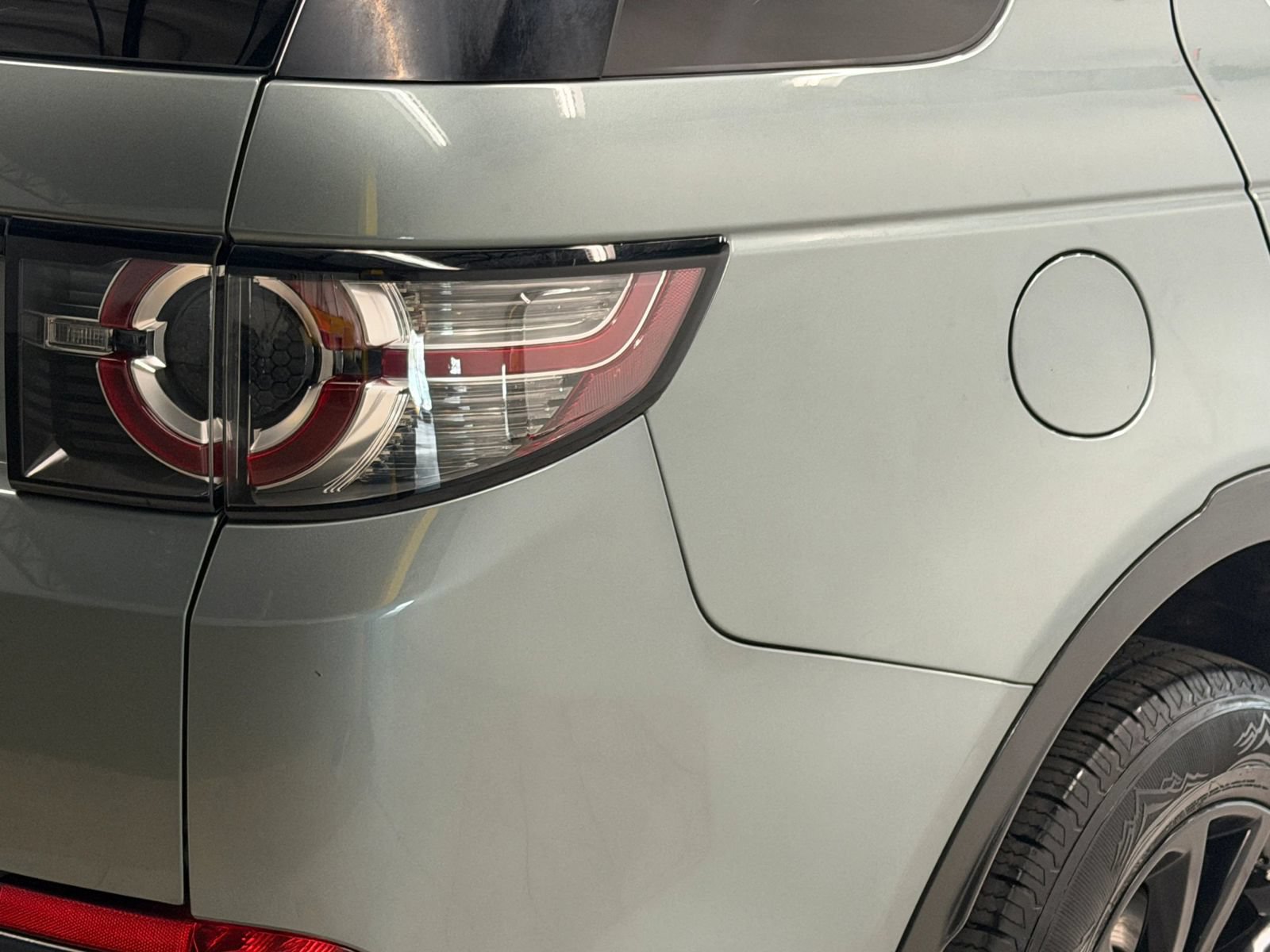 Used 2018 Land Rover Discovery Sport HSE AWD/4WD image 10