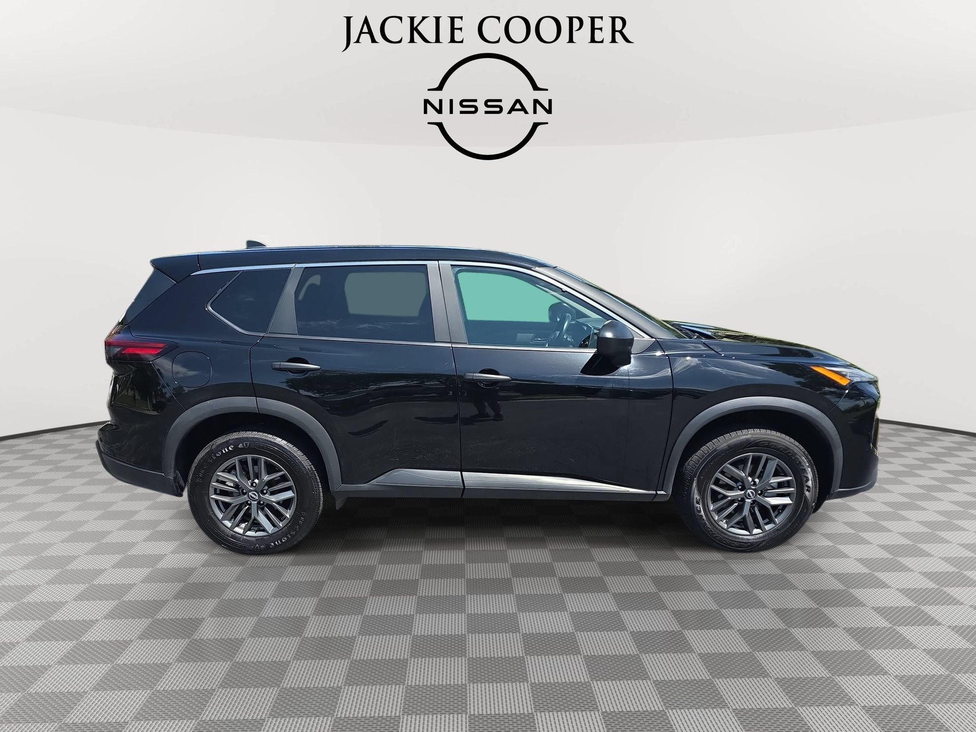 Used 2024 Nissan Rogue S FWD image 4