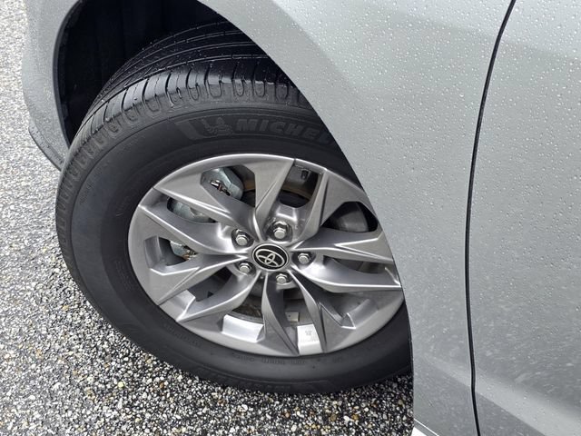 Used 2022 Toyota Sienna XLE FWD image 36