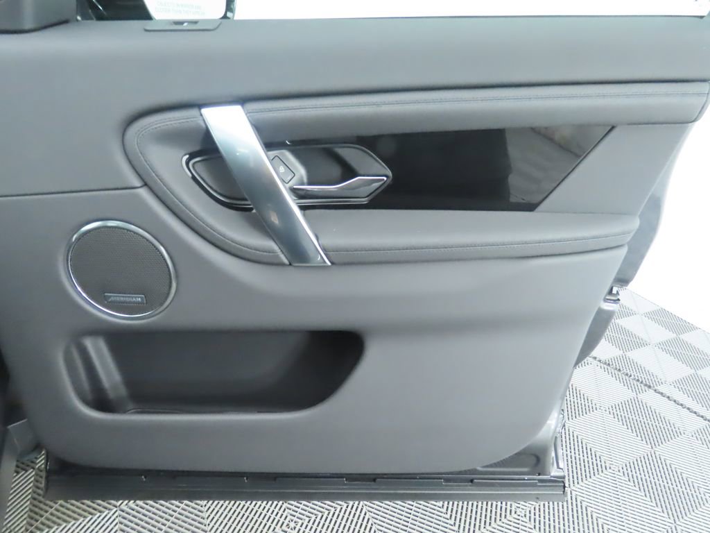 Used 2025 Land Rover Discovery Sport S image 26