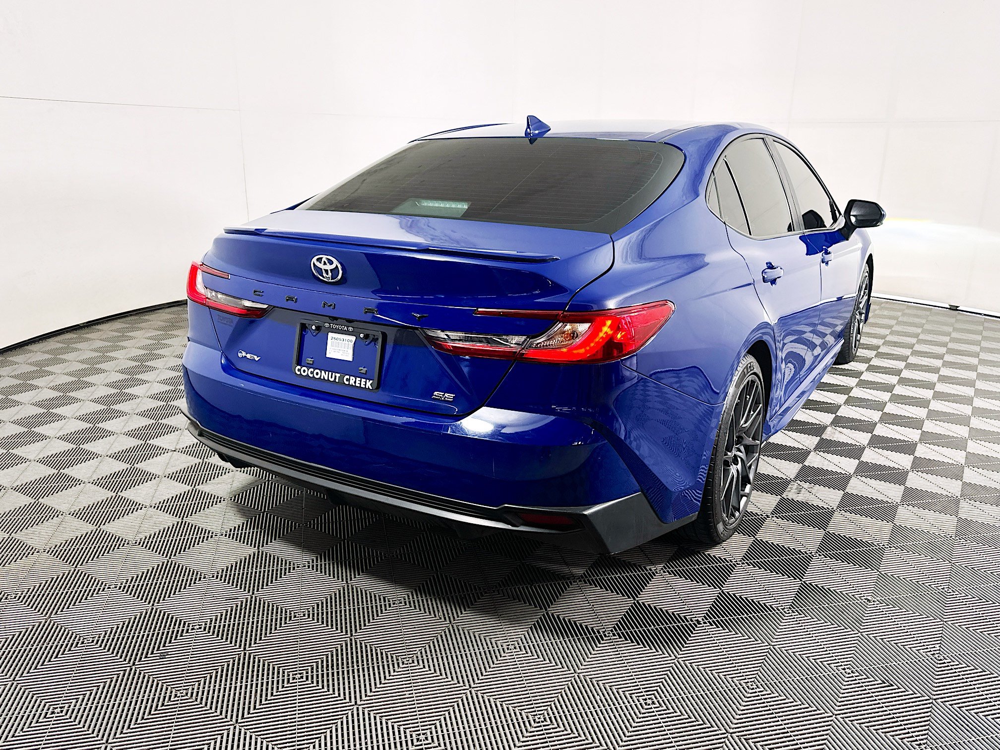 Used 2025 Toyota Camry SE w/ Convenience Package FWD image 3