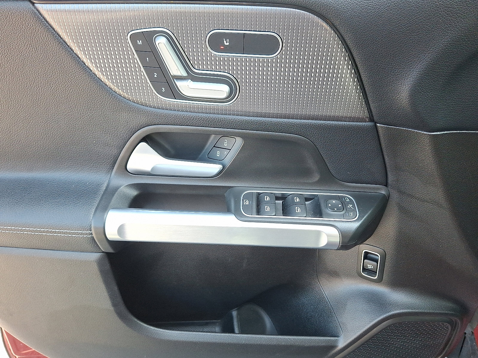 Used 2020 Mercedes-Benz GLB 250 4MATIC w/ Premium Package image 13