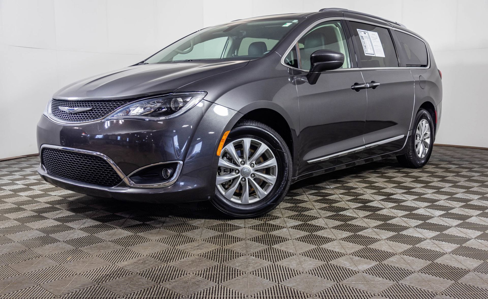 Used 2018 Chrysler Pacifica Touring-L image 2