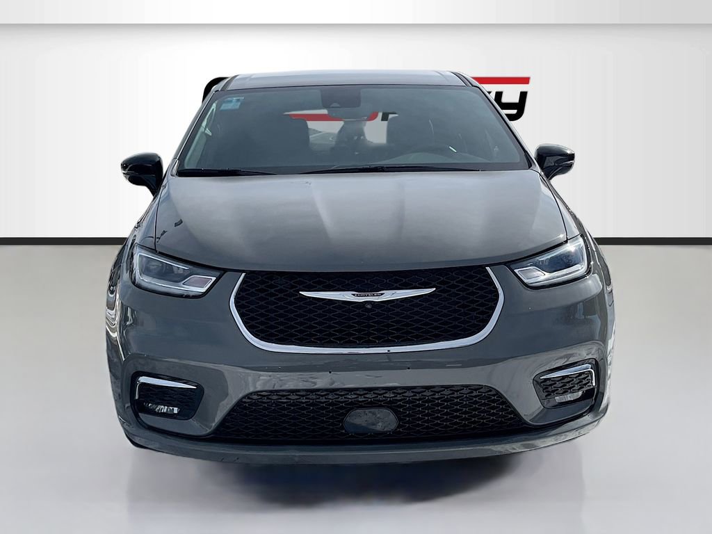 Used 2025 Chrysler Pacifica Select image 2