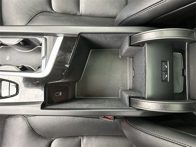 Used 2025 Volvo XC60 B5 Core image 21