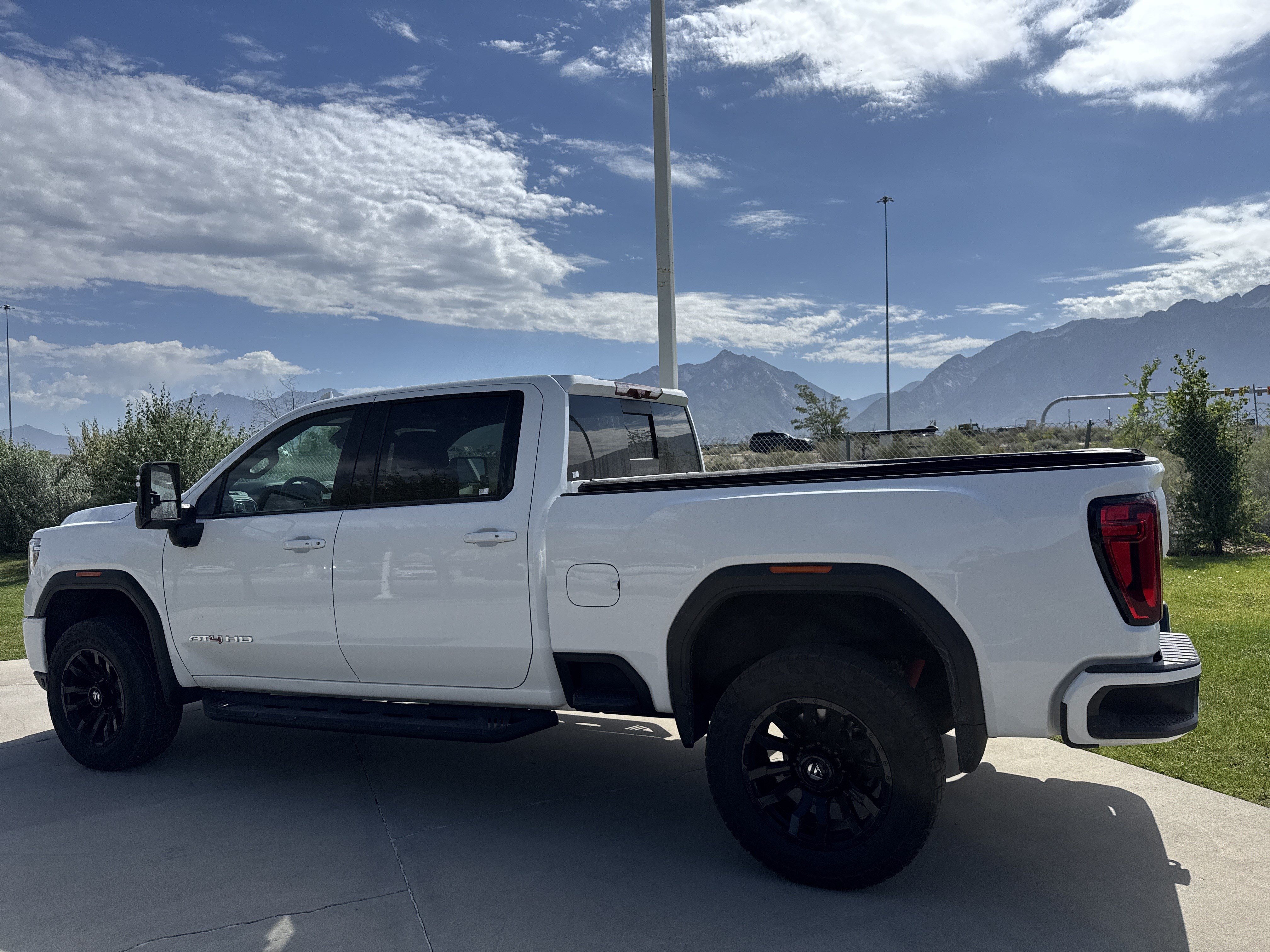 Used 2023 GMC Sierra 2500 AT4 w/ AT4 Preferred Package AWD/4WD image 3