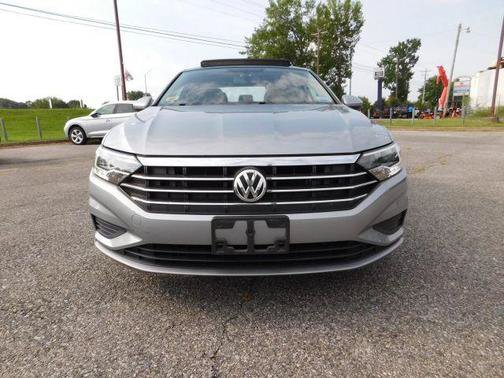 Used 2020 Volkswagen Jetta SE w/ SE Cold Weather Package FWD image 3