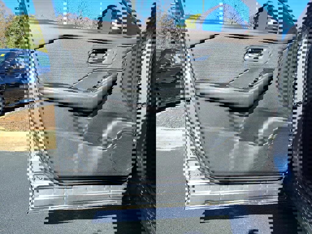 Used 2023 Nissan Rogue SV image 7