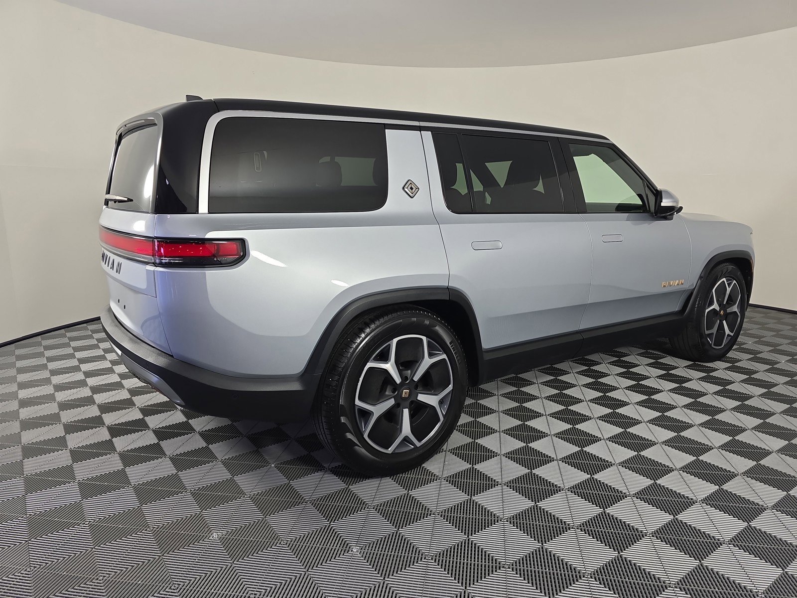 Used 2024 Rivian R1S Adventure AWD/4WD image 5