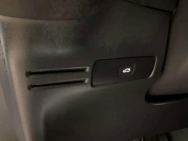 Used 2025 Volvo XC40 B5 Plus AWD/4WD image 31