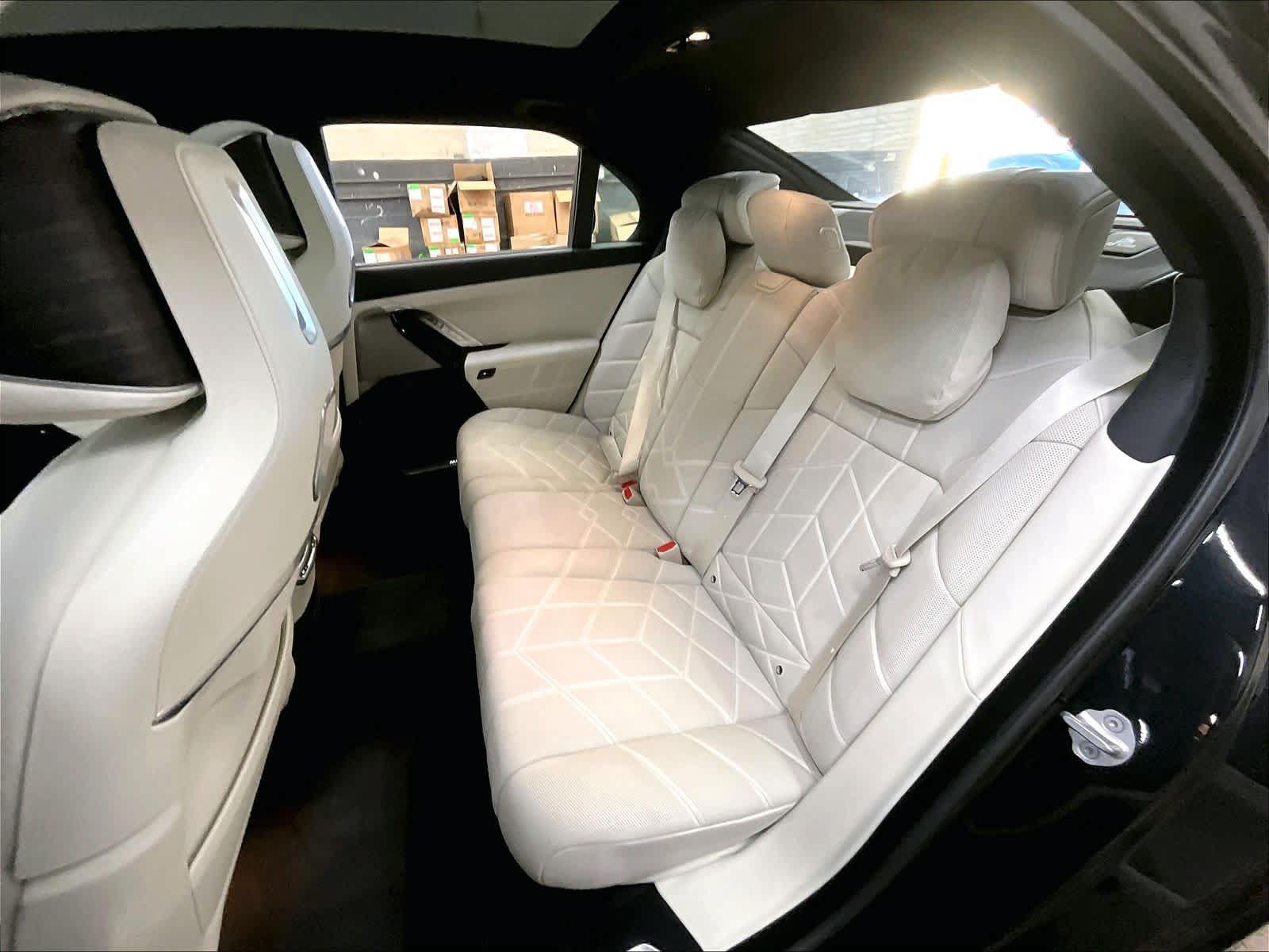 Used 2024 BMW i7 xDrive60 w/ Executive Package AWD/4WD image 29