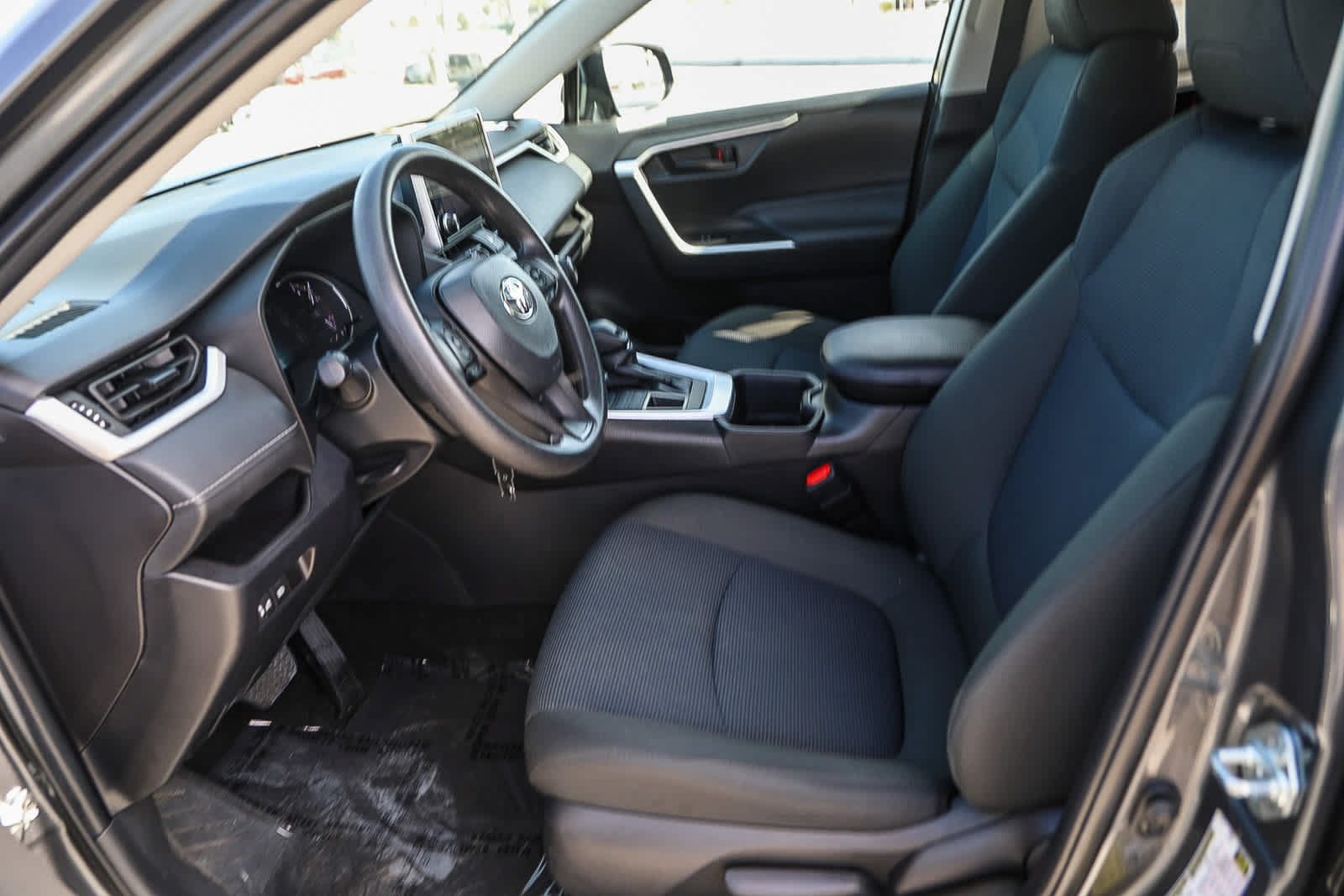 Used 2023 Toyota RAV4 LE AWD/4WD image 17