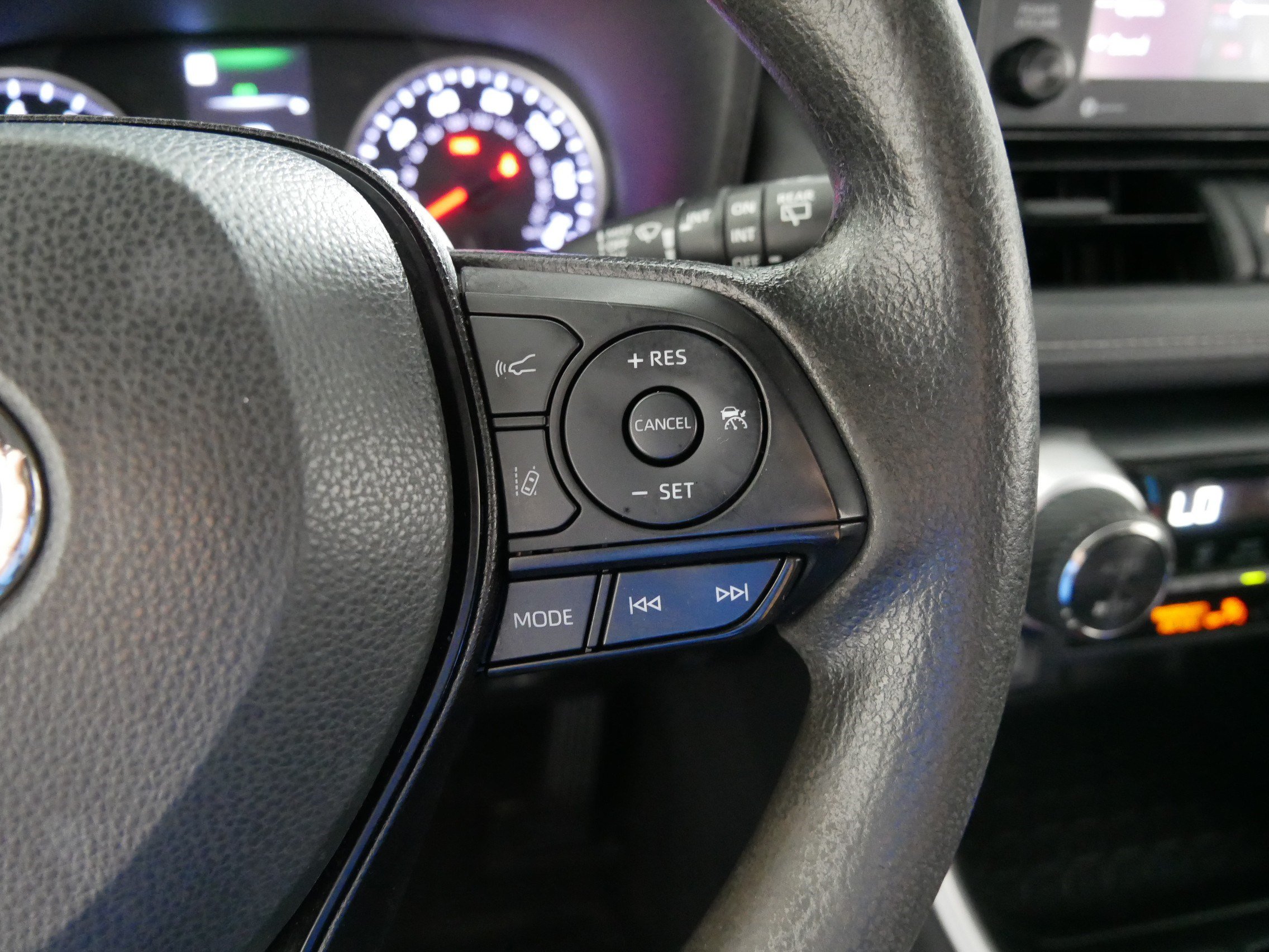 Used 2022 Toyota RAV4 XLE AWD/4WD image 28