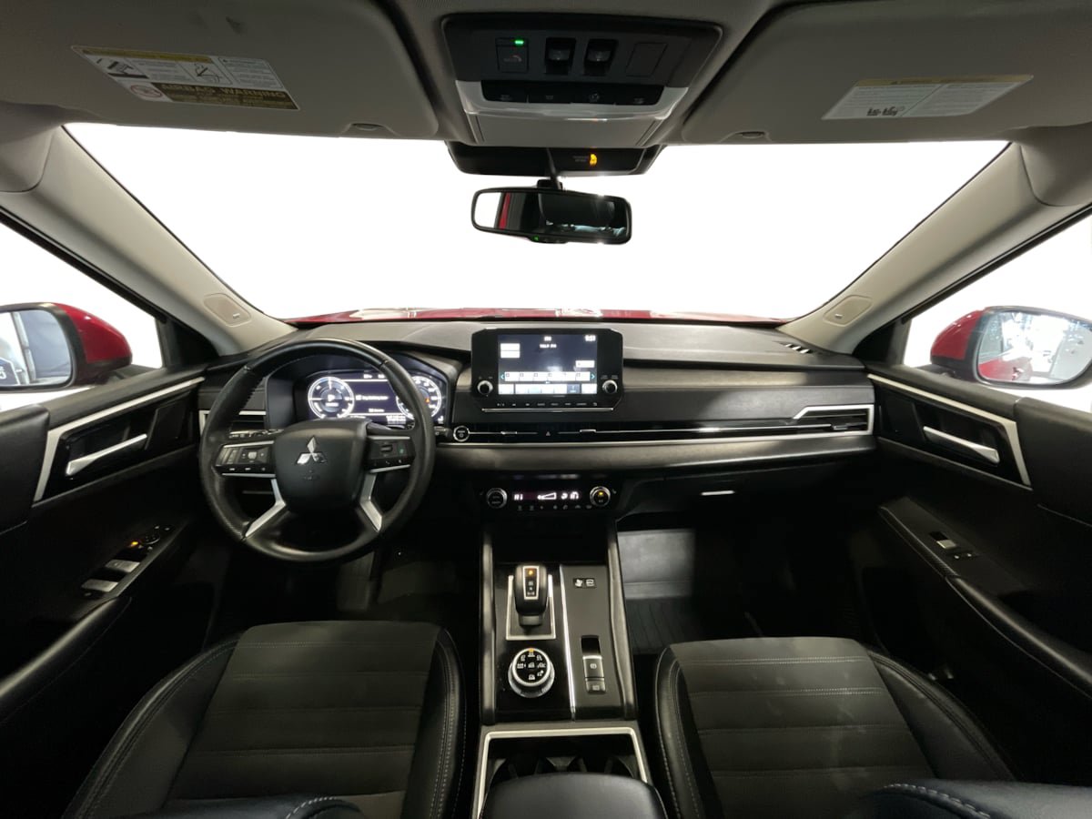 Used 2023 Mitsubishi Outlander SE image 17