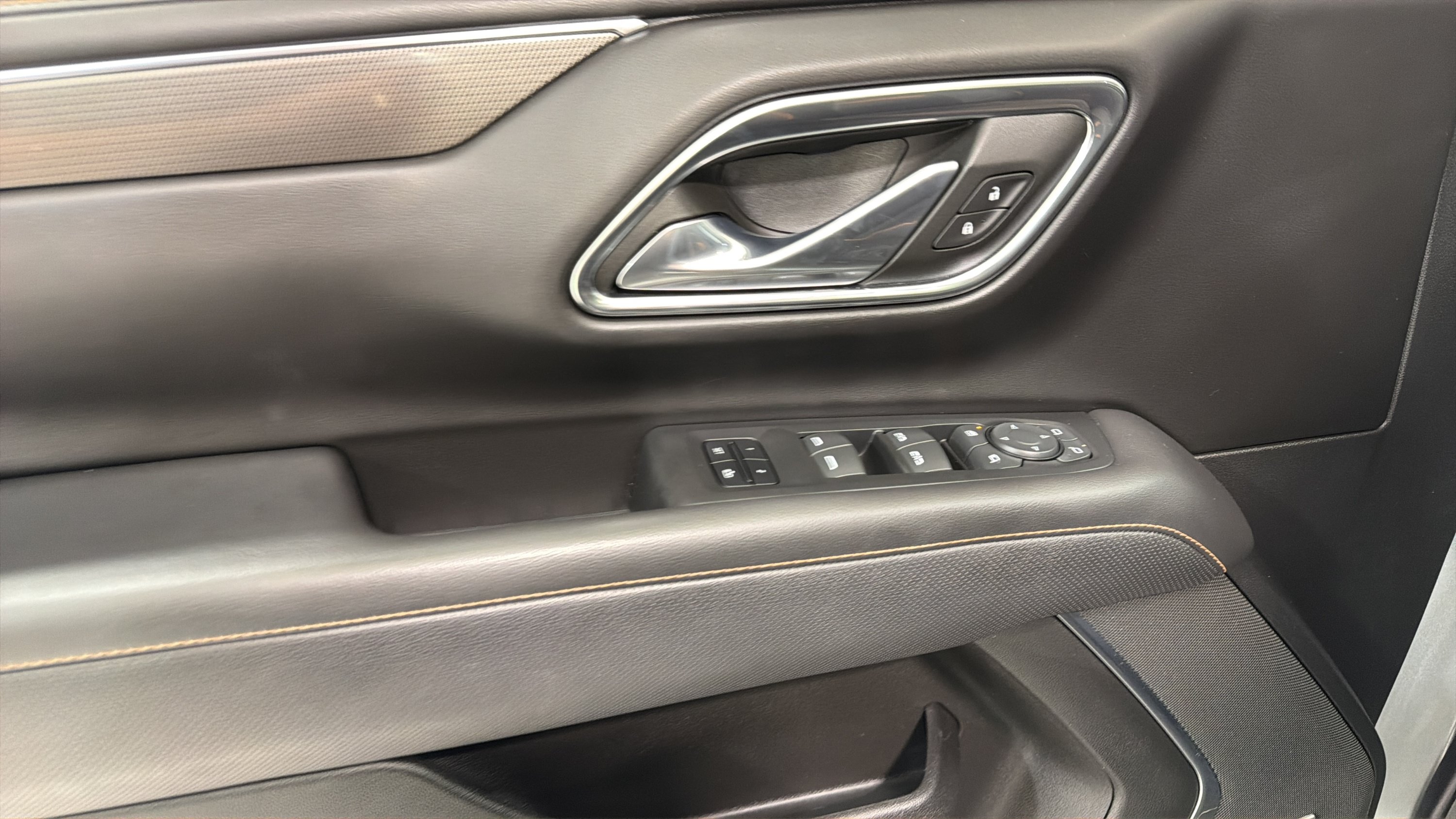Used 2023 GMC Yukon XL AT4 w/ AT4 Premium Package AWD/4WD image 11