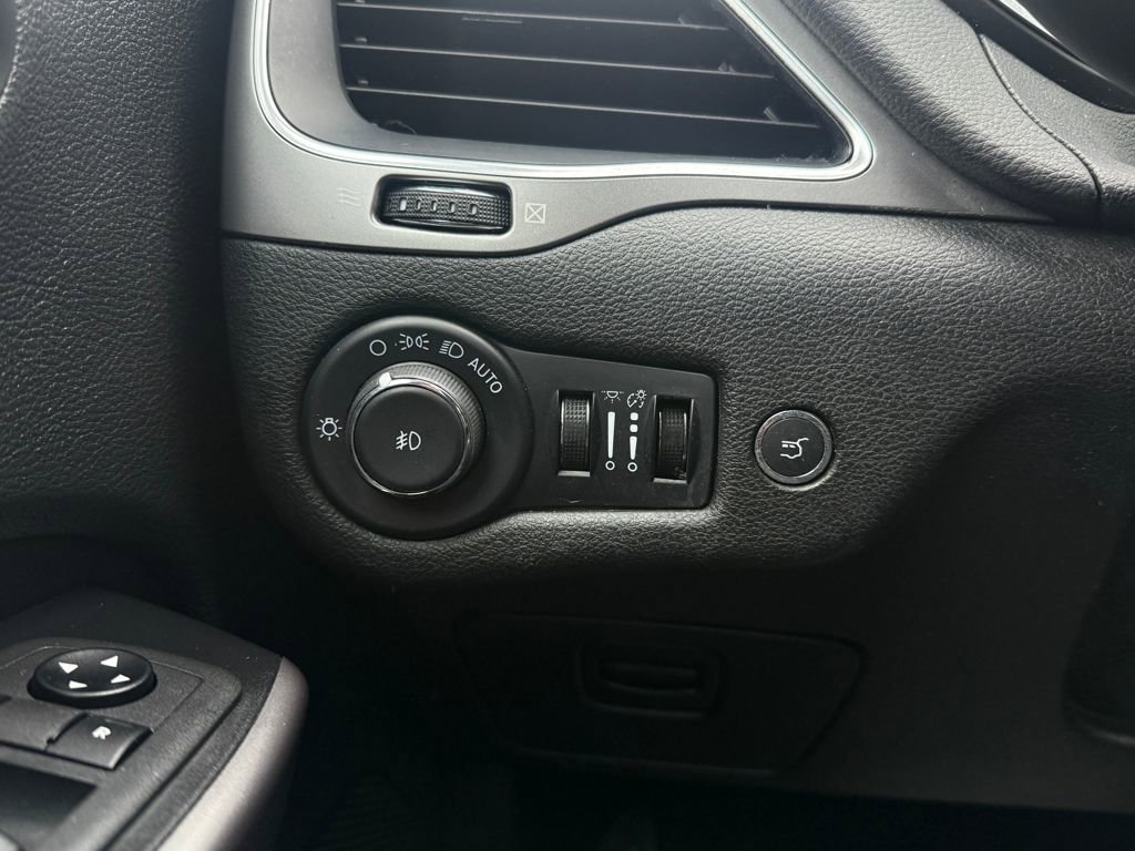 Used 2022 Jeep Cherokee Latitude Lux w/ Sun & Sound Group image 16