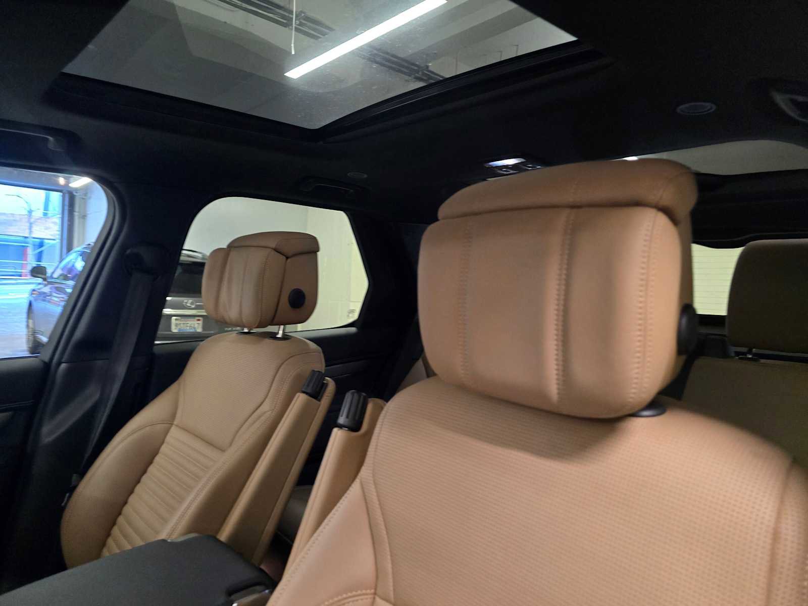 Used 2025 Land Rover Discovery Dynamic SE image 23