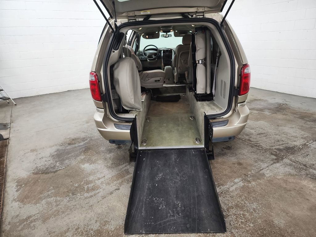 Used 2006 Chrysler Town & Country Limited w/ Trailer Tow Prep Group FWD image 23