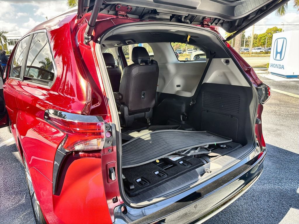 Used 2024 Toyota Sienna Platinum image 29