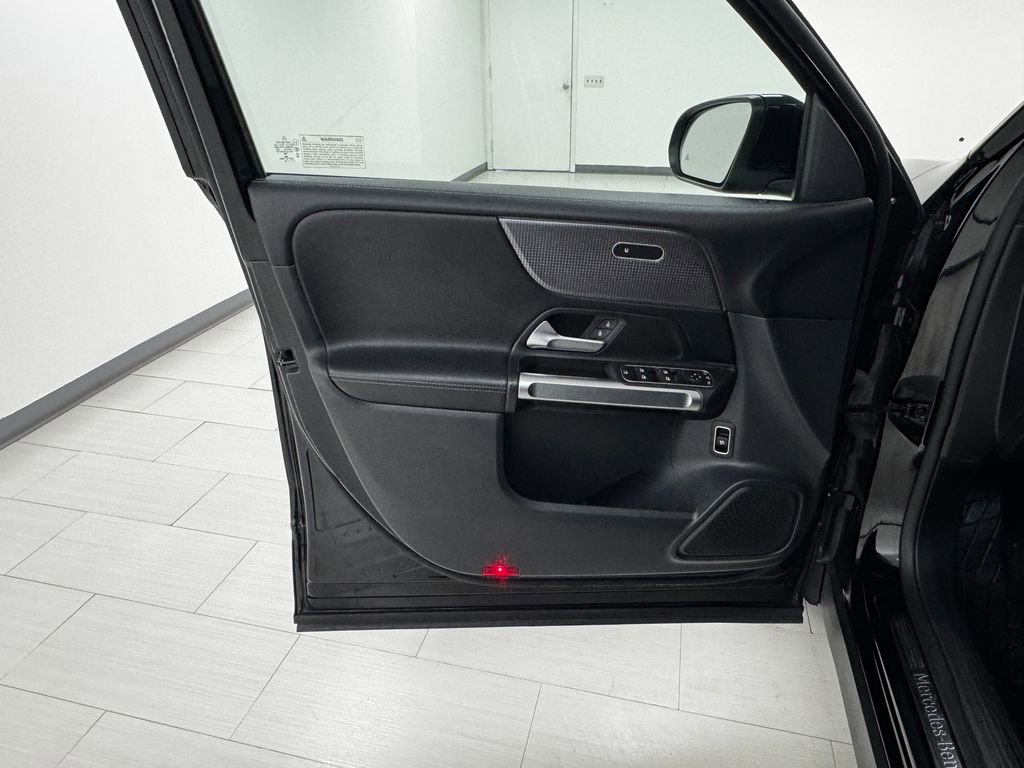 Used 2022 Mercedes-Benz GLB 250 GLB 250 w/ Premium Package Lite image 9