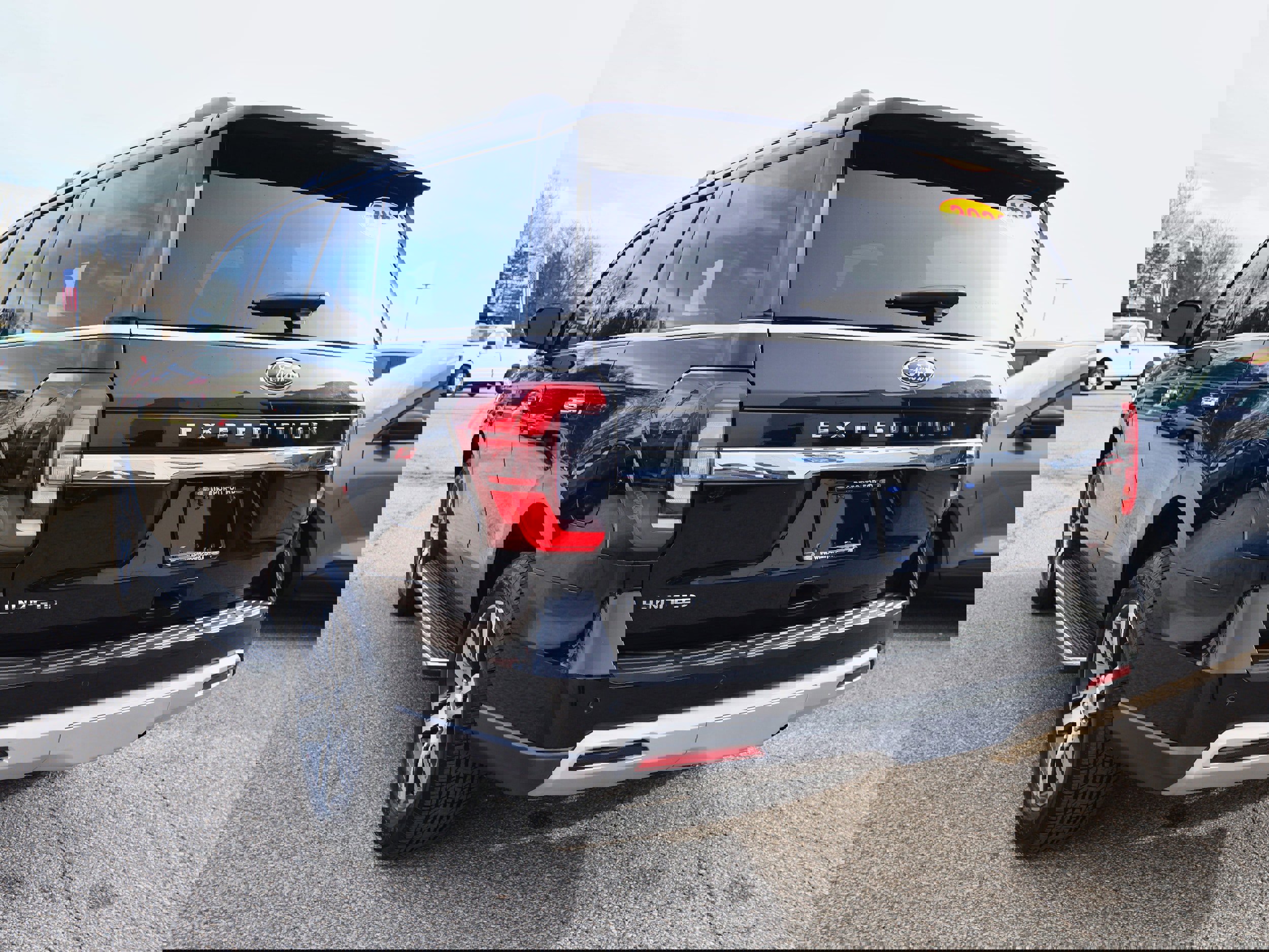 Used 2022 Ford Expedition Limited AWD/4WD image 3