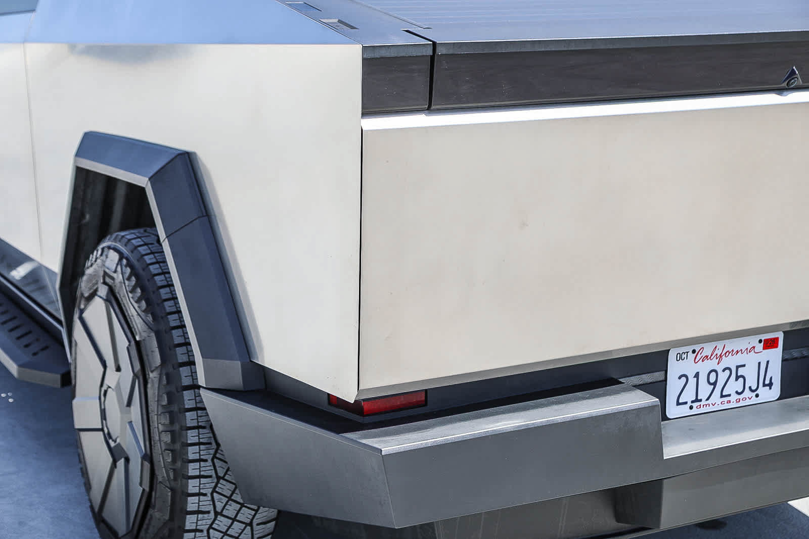 Used 2025 Tesla Cybertruck AWD Crew Cab image 9