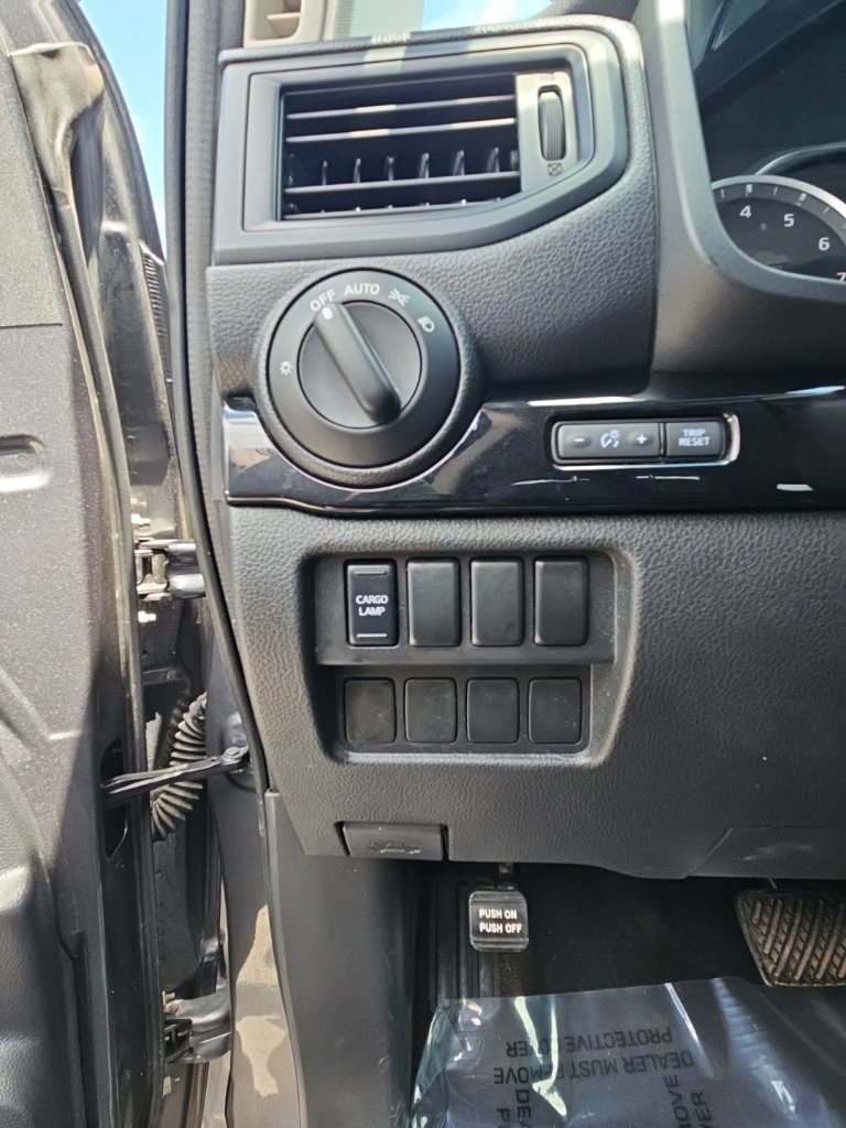Used 2023 Nissan Titan SV AWD/4WD image 13
