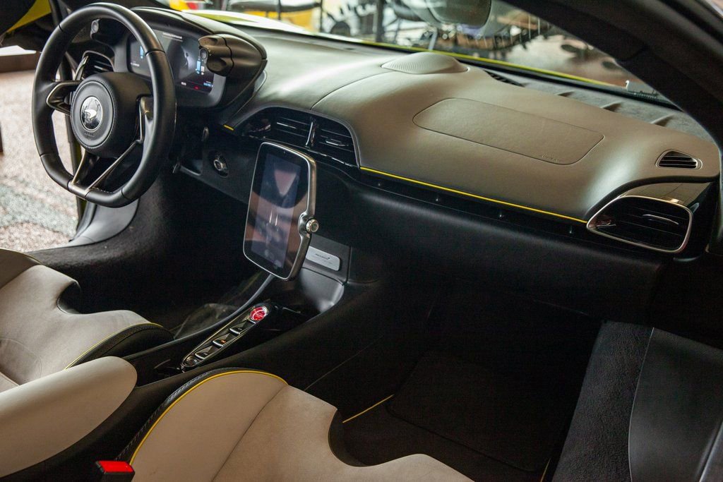 Used 2023 McLaren Artura image 13