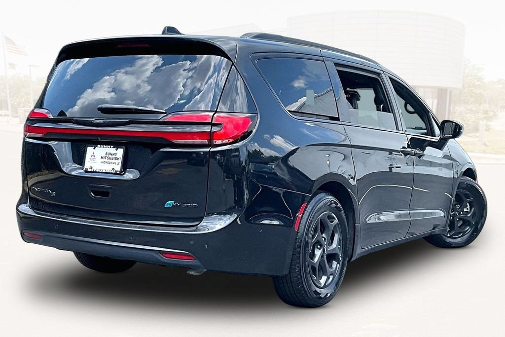 Used 2024 Chrysler Pacifica Premium FWD image 6