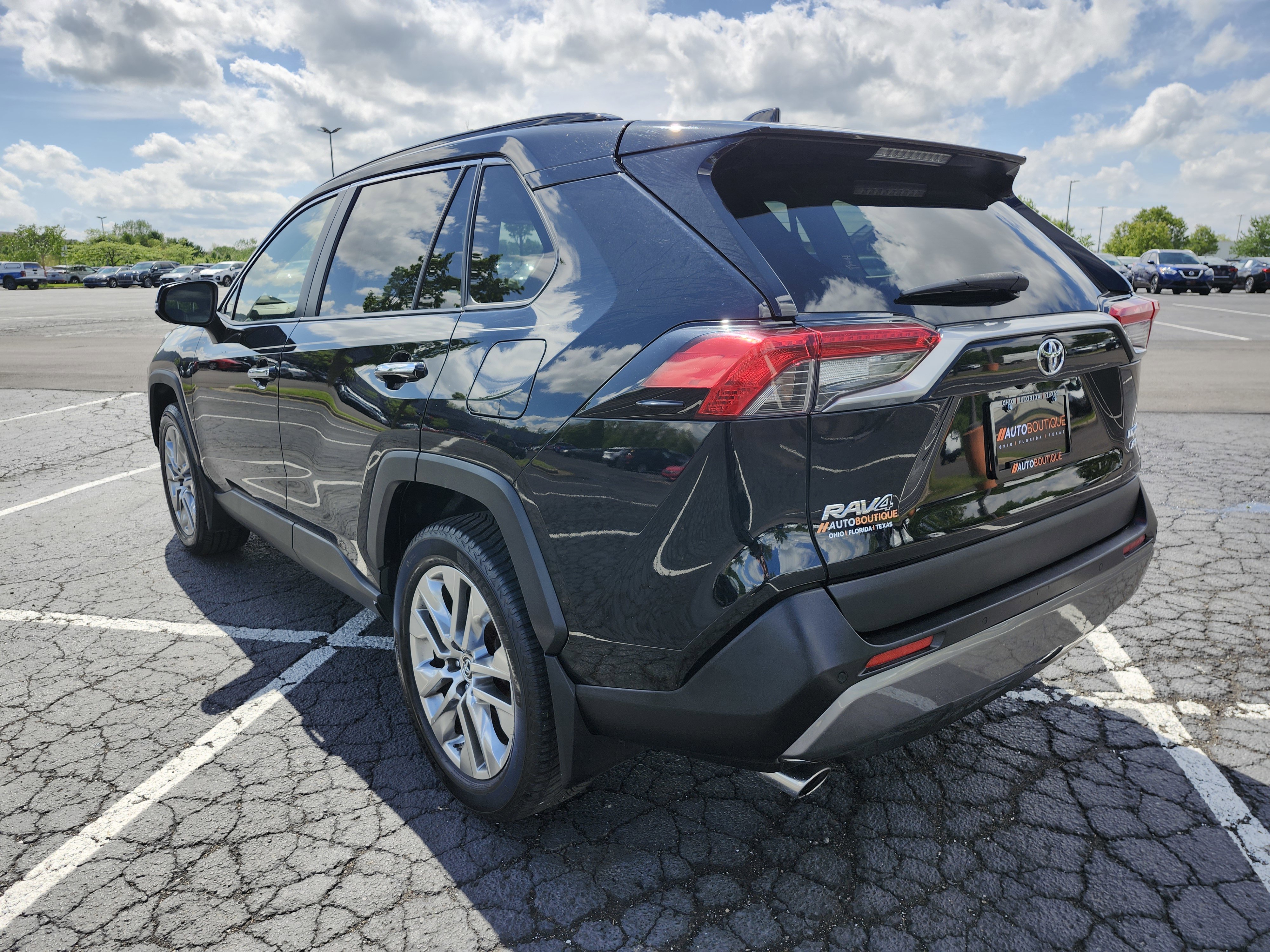 Used 2019 Toyota RAV4 Limited w/ Cold Weather Package AWD/4WD image 18