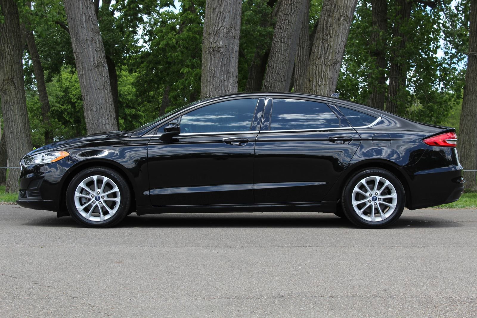 Used 2020 Ford Fusion SE FWD image 4