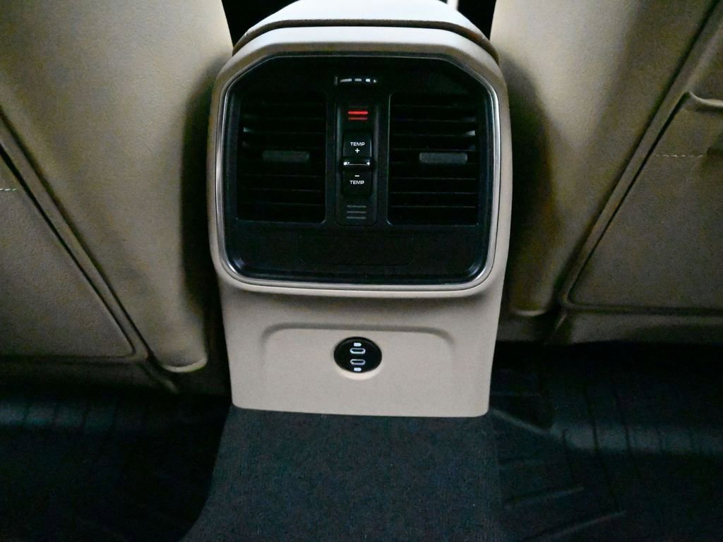 Used 2025 Porsche Macan image 41