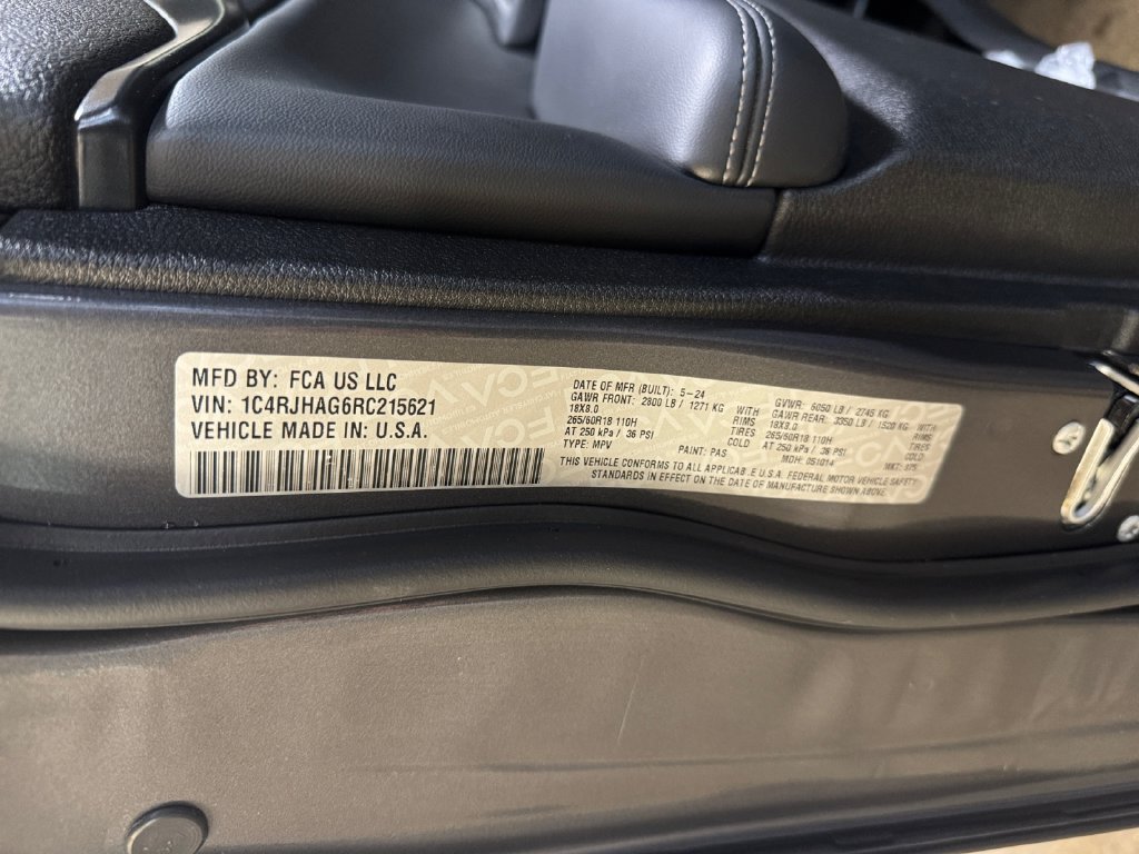 Used 2024 Jeep Grand Cherokee Laredo AWD/4WD image 31