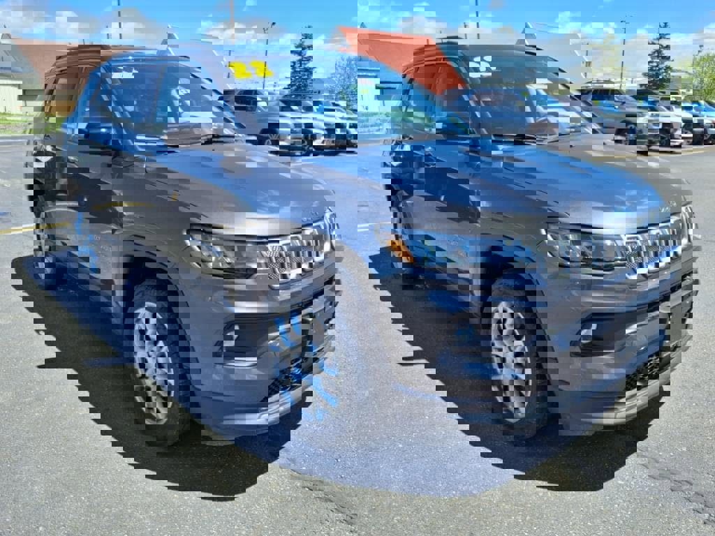 Used 2022 Jeep Compass Latitude image 3