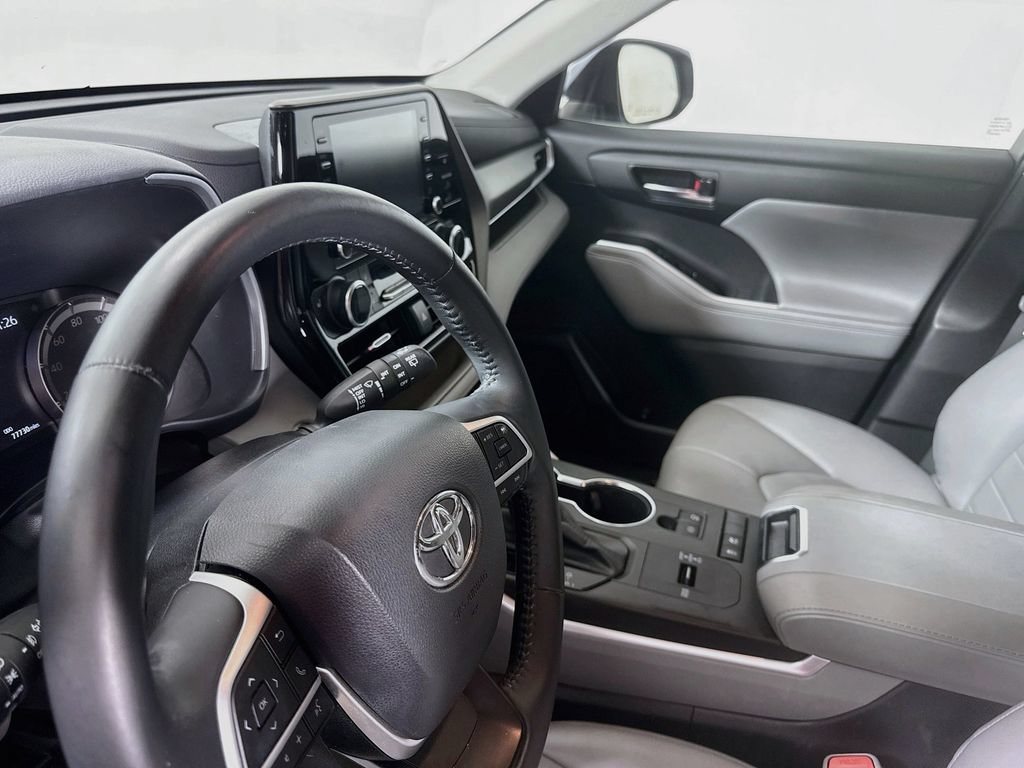 Used 2022 Toyota Highlander XLE FWD image 9