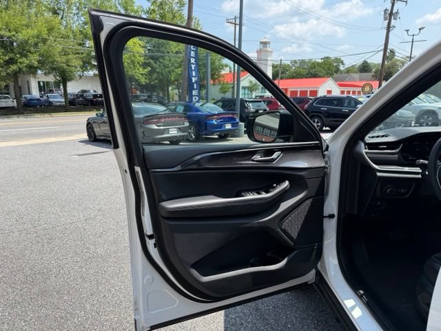 Used 2023 Jeep Grand Cherokee Altitude AWD/4WD image 19