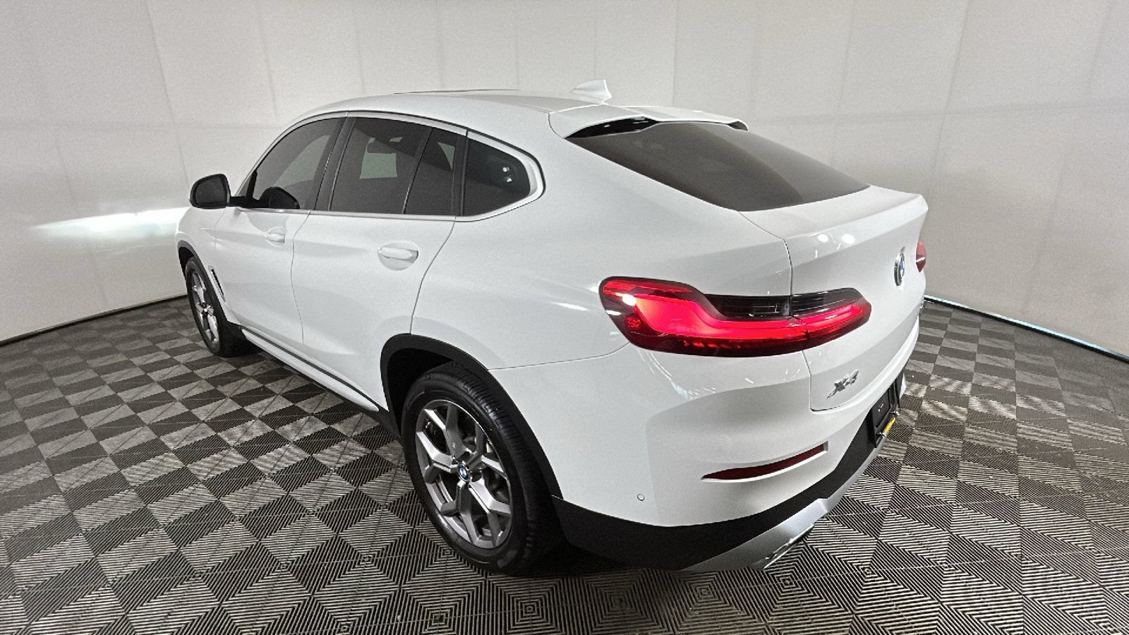 Used 2024 BMW X4 xDrive30i AWD/4WD image 5