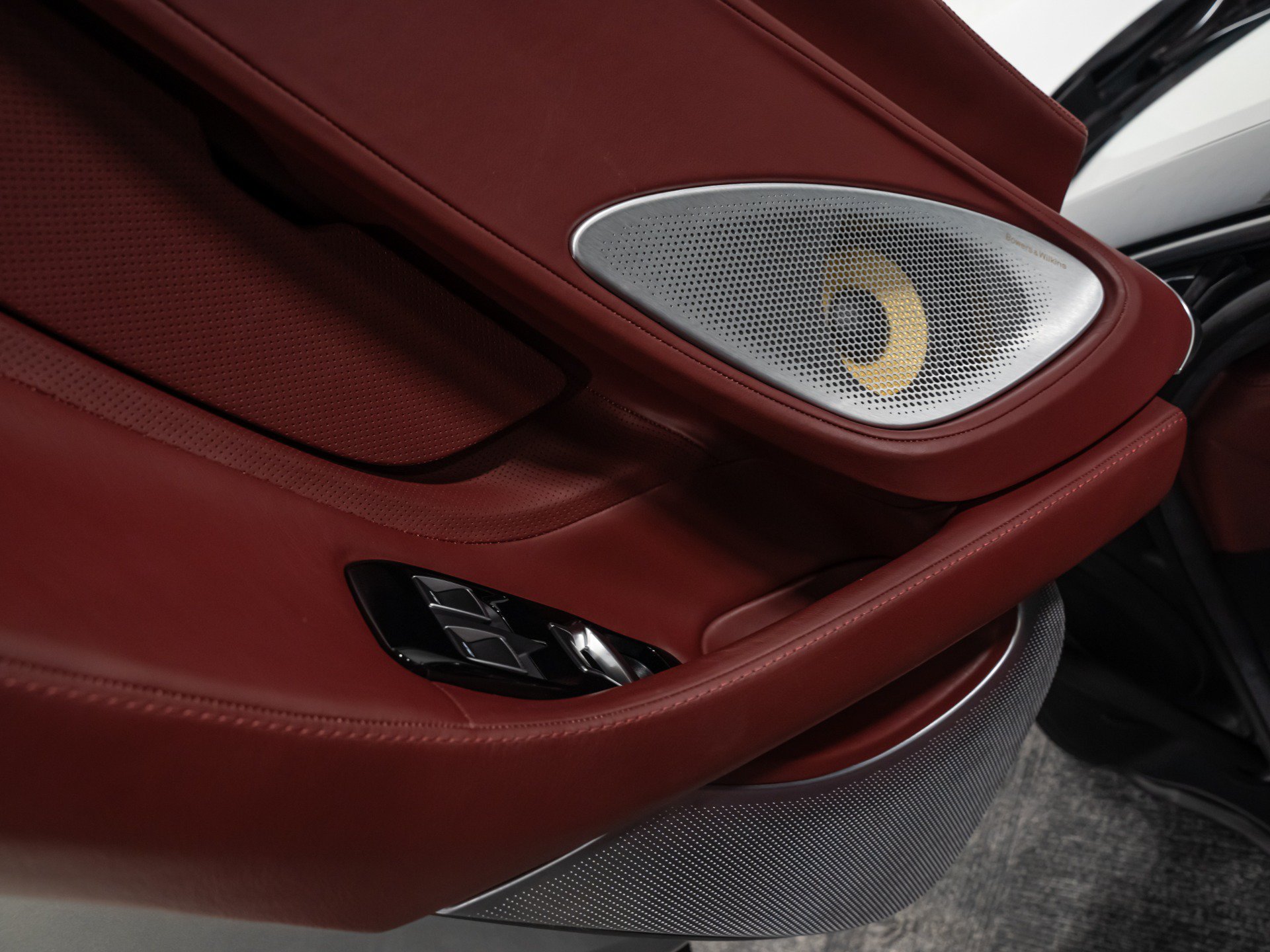 Used 2023 McLaren GT image 30