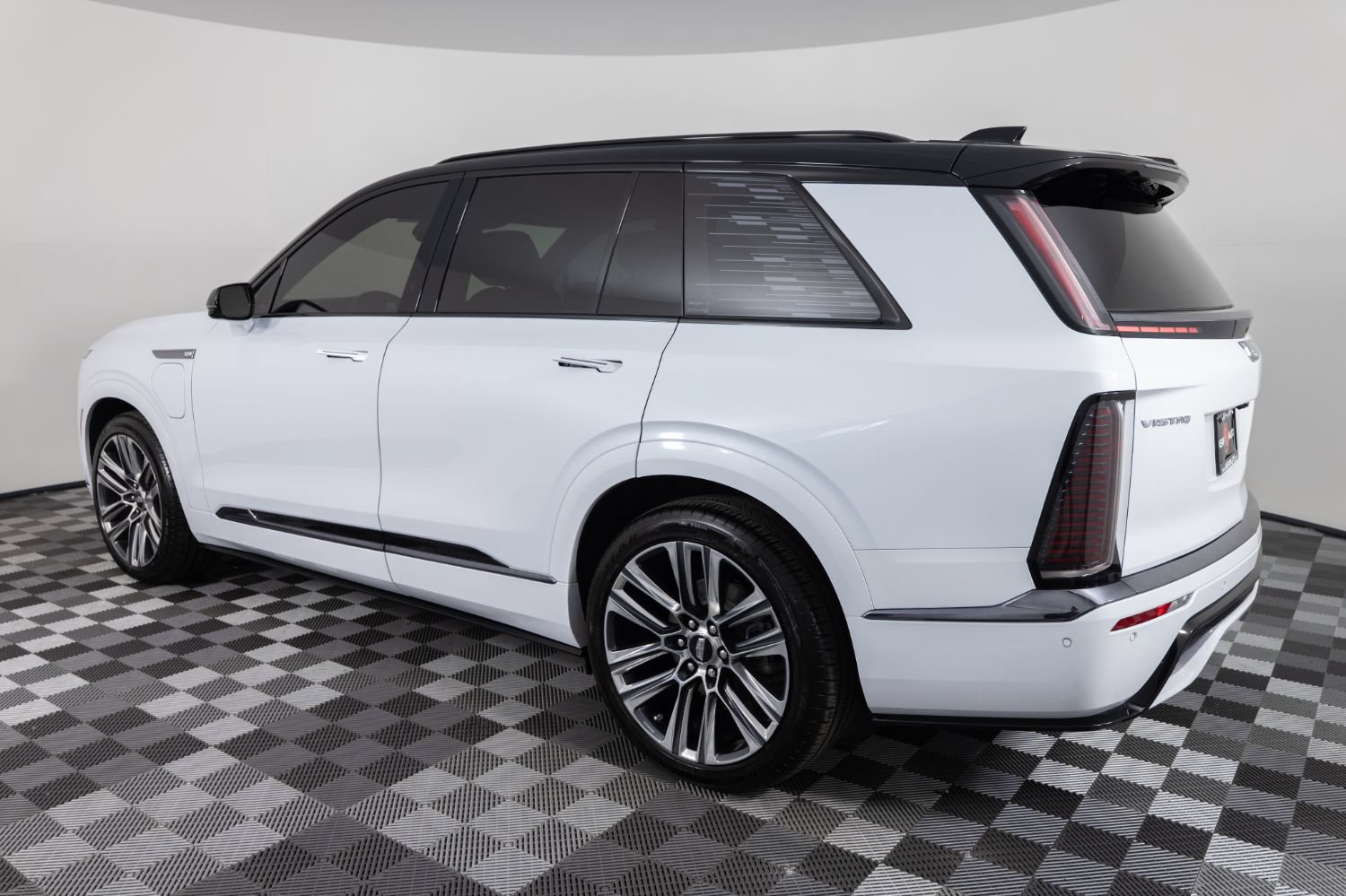 Used 2026 Cadillac Vistiq Platinum w/ LPO, Floor Liner Package AWD/4WD image 4