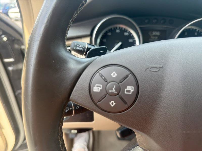 Used 2011 Mercedes-Benz R 350 4MATIC image 40