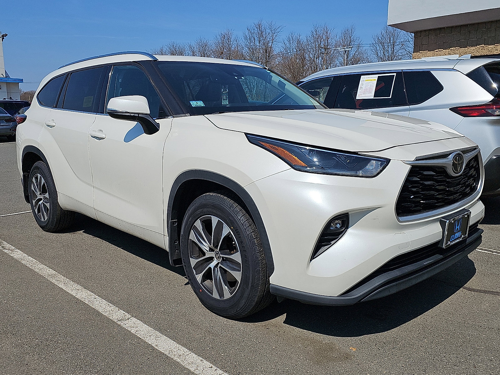 Used 2021 Toyota Highlander XLE image 2