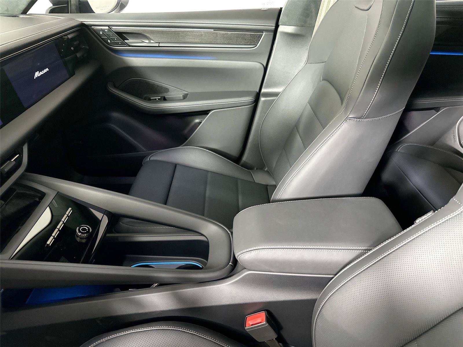 Certified 2025 Porsche Macan Turbo Electric AWD/4WD image 30